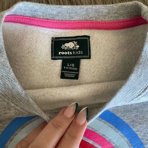 EUC Girls Roots sweatshirt.